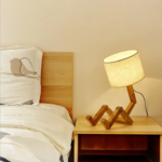 Lampe de chevet en bois en forme de robot - Image 2