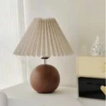 Lampe de chevet boule bois & abat-jour plissé - Image 2