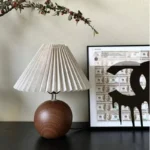 Lampe de chevet boule bois & abat-jour plissé - Image 4