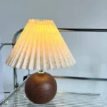Lampe de chevet boule bois & abat-jour plissé - Image 3