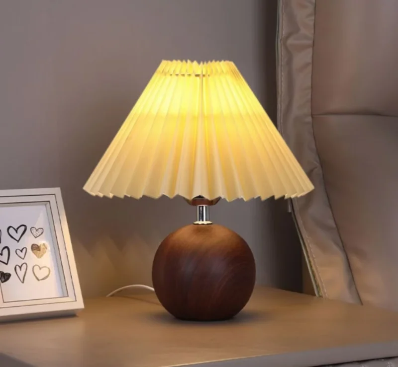 Lampe de chevet boule bois & abat-jour plissé - Image 1