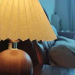 Lampe de chevet boule bois & abat-jour plissé - Image 6