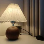 Lampe de chevet boule bois & abat-jour plissé - Image 5