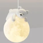 Luminaire suspension ourson sur lune en résine – Image 5
