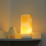 Lampe de table cylindrique à fleurs – Image 3