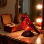 Lampe de table décorative oiseau rouge en résine – Image 7
