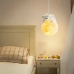 Luminaire suspension ourson sur lune en résine – Image 2