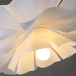 Luminaire suspension sculpturale blanche effet fleur - Image 3