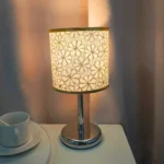 Lampe de table moderne en métal et abat-jour textile – Image 3