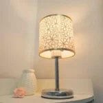 Lampe de table moderne en métal et abat-jour textile – Image 4