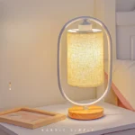 Lampe de table de table en bois et métal à abat-jour textile – Image 2