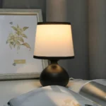 Lampe table moderne en métal noir à lumière douce – Image 4