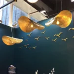 Luminaire suspendu doré moderne en cuivre martelé – Image 5