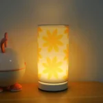 Lampe de table cylindrique à fleurs