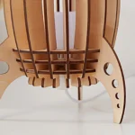 Luminaire de table en bois sculpté esprit fusée – Image 6