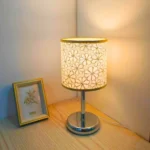 Lampe de table moderne en métal et abat-jour textile – Image 2