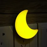 Veilleuse lune jaune pour une lumière douce apaisante
