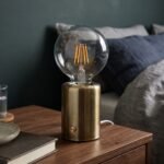Lampe de chevet vintage dorée à ampoule LED apparente – Image 8