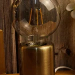 Lampe de chevet vintage dorée à ampoule LED apparente – Image 3