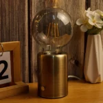 Lampe de chevet vintage dorée à ampoule LED apparente